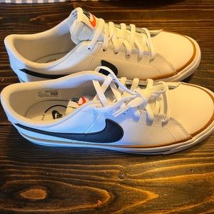 Kids size 7 Nike court legacy never worn